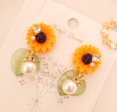 41 向日葵のビジューピアス♥昨年夏は100個以上売り上げました♥(全長約3㎝)