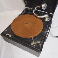 レトロなコロンビアの卓上蓄音機です。 レトロなコロンビアの卓上蓄音機です。