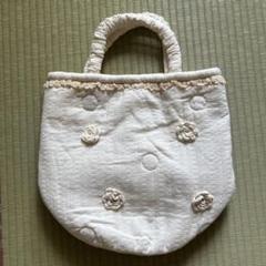 花の装飾付きホワイトハンドバッグ