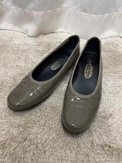 新品 銀座ヨシノヤ オフホワイト エナメル フラット パンプス バレエシューズ 新品 銀座ヨシノヤ オフホワイト エナメル フラット パンプス