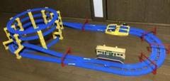 プラレール線路　憧れのタワーレールセット♪ 4段出たり入ったり♪踏切、駅