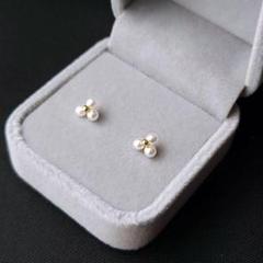 109Py【大人気⭐】ピアス　3粒パール　小さめ　シンプル　オフィス　大人可愛い