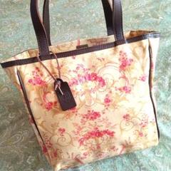 Laura Ashley（ローラ アシュレイ）トートバッグ　クラシック柄