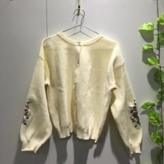 【アクシーズファム】花刺繍入り クリーム色 長袖 リブ カーディガン Fサイズ