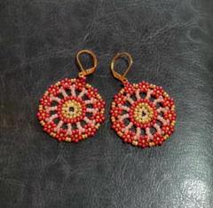 ビーズ　赤と金の円形　ピアス　ハンドメイド