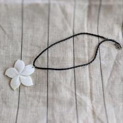 貝製　プルメリア型ペンダントネックレス ハワイ購入　美品