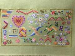 フランス刺繍完成品 (ルフレ・ド・ソワのサンプラーを取り入れたオリジナル)