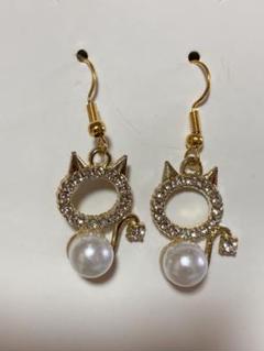 猫デザインのパールピアス