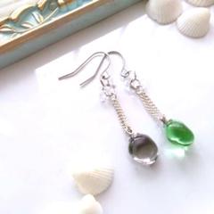シーグラスピアス　海からの贈り物　ハンドメイドピアス　グリーン＆ブラック