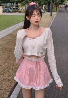 セットアップ クロップドトップとショートパンツ
