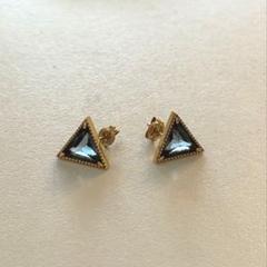 シ*ン様 10K 三角形デザイン 青色ストーンピアス COCOSHNIK シ*ン様 10K 三角形デザイン 青色ストーンピアス COCOSHNIK