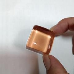 オレンジ色系の正方形ガラス　おもり
