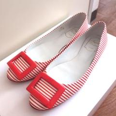 ロジェヴィヴィエRogerVivier赤白ストライプ定番バックルフラットパンプス パンプス | Roger Vivier