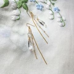 現品限り 光揺らめく水晶のピアス14kgf