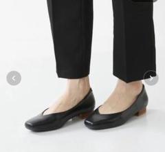 Vカット スクエアトゥ ローヒール パンプス
