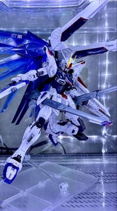 MGフリーダムガンダムver2.0 ソリッドクリア　組み立て済み完成品のサムネイル