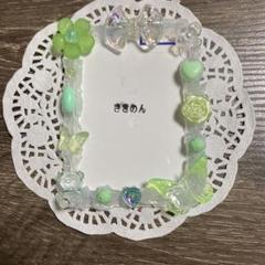 緑色の花と蝶のフォトフレームキーホルダー