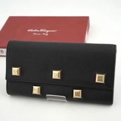 ✨未使用に近い✨　Ferragamo 長財布　ガンチーニ　スタッズ　エンボス金具