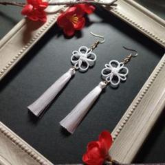 【和風】吉祥結びとタッセルのピアス（イヤリング）（白）【チャイナ】【中華風】