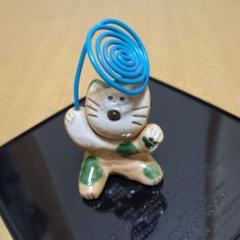 猫の陶器置物 青い持ち手付き