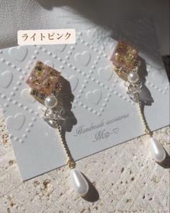 シェル入りレジンロングピアス揺れるパールチャームピアス　イヤリング　ライトピンク