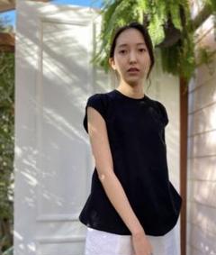 値下げ❣️新品タグ付き❣️AVIE⭐️ アヴィ ⭐️ブラック⭐️袖ギャザーカットソーのサムネイル