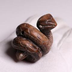 時代 堤物 根付 蛙 蛇 木製 彫刻【MA777】 時代 堤物 根付 蛙 蛇 木製 彫刻【MA777】 - メルカリ