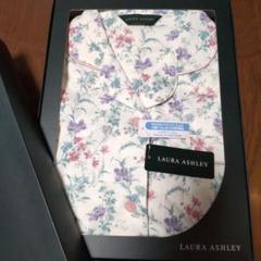 お値下げ、新品タグつきLAURA ASHLEY 花柄パジャマ Mサイズ LAURA ASHLEY 花柄パジャマセット - メルカリ