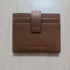 チャールズアンドキース　ズートピア　メタリックバッジカードホルダー　ウォレット CHARLES & KEITH ブレアメタリックアクセント ショート