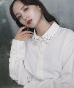 【美品】HARE エリビジューシャツ ホワイト HARE（ハレ）の「エリビジューシャツ(HARE)（シャツ/ブラウス