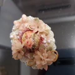 ブローチペンダントの樹脂粘土細工の花と卵型装飾ビンテージ風