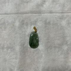 翡翠の渦巻き模様ペンダント
