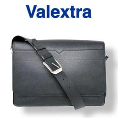 ヴァレクストラ ショルダーバッグ Vライン メッセンジャー レザー ブラック 黒