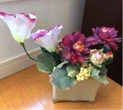 銀の縁の陶器の花器にトルコキキョウとダリア等をアレンジしました。