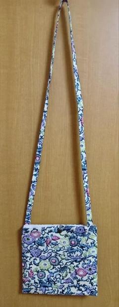 ハンドメイド＊サコッシュバッグ 紅型風　花と蝶々　青