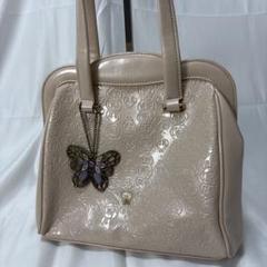 美品　アナスイ　エナメルトートバック　ベージュ　金ロゴ　バタフライチャーム　バラ