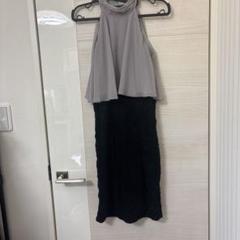 グレーと黒のハイネックドレス　ノースリーブのサムネイル