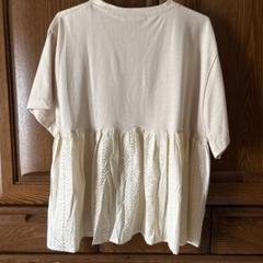 フリル付きベージュTシャツ