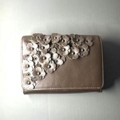 【美品】ANTEPRIMA ピンク 花モチーフ 三つ折り財布　レザー　ウォレット 2025年最新】ANTEPRIMA カラー：ピンク系 三つ折り財布の人気