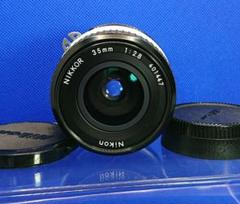 Nikon Nikkor 35mm f/2.8レンズ HS-11フード付きのサムネイル