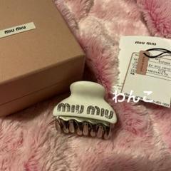MIU MIU ヘアピン ホワイト ゴールド エナメル　ギフトボックス付き ホワイト エナメルメタル ヘアクリップ | Miu Miu