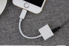 t60iphone 2 in1ライトニングアダプタケーブル充電ヘッドフォン230