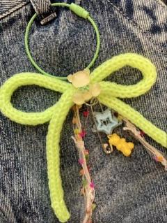 ハンドメイド　チャームキーホルダー　ネオングリーン