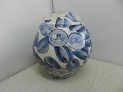 美品 丸窯謹製 双耳壺 花生 花器 花入 華道 陶器 蛸唐草 白地 青 染付 美品 丸窯謹製 双耳壺 花生 花器 花入 華道 陶器 蛸唐草 白地 青