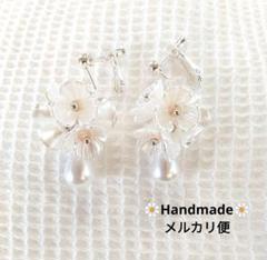 931.お花イヤリング✾送料込み✾匿名配送✾揺れるホワイトフラワー蕾ドロップ