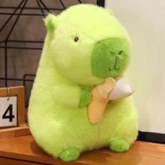 明るい緑の動物型ぬいぐるみ