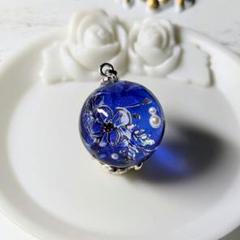青い花柄レジンペンダント