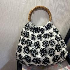 グラニーバッグ 白地に黒い花柄 - メルカリ