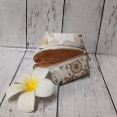 ハワイアンハンドメイド。パカッと大きく開くポーチ。