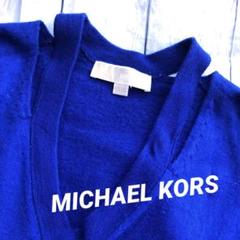 MICHAEL KORS ロイヤルブルー Vネックニット スリット入 プレート付 MICHAEL KORS ロイヤルブルー Vネックニット スリット入